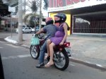 Женщин в Индонезии заставят ездить на мотоциклах боком Женщин в Индонезии заставят ездить на мотоциклах боком